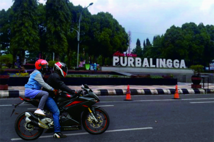 Liburan Natal dan Tahun (Nataru) tahun ini, Anda boleh mencoba sensasi melakukan perjalanan berlibur dengan mengendarai sepeda motor.