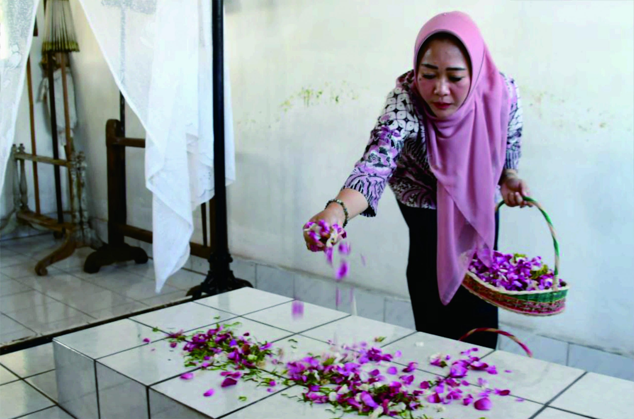 Bupati Purbalingga Dyah Hayuning Pratiwi SE BEcon MM saat di kompleks pemakaman Giri Purna, Kajongan, Kecamatan Bojongsari.