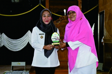 Ketua Pimpinan Daerah Nasiatul ‘Aisyiyah (PDNA) Purbalingga, Janisah bersama Bupati Purbalingga, Dyah Hayuning Pratiwi usai cara Purbalingga Bermunajat dengan tema Perempuan Purbalingga Berkemajuan Menguatkan Keragaman, di Masjid Agung Darussalam Purbalingga, Rabu 28 Desember 2022