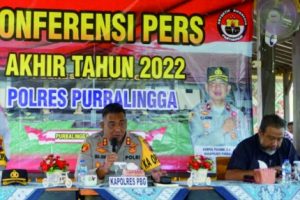 Kapolres Purbalingga AKBP Era Johni Kurniawan dan Ketua PWI Purbalingga, Joko Santoso saat Pers Rilis Akhir Tahun di salah satu rumah makan, Kamis, 29 Desember 2022. Kapolres Purbalingga AKBP Era Johni Kurniawan dan Ketua PWI Purbalingga, Joko Santoso saat Pers Rilis Akhir Tahun di salah satu rumah makan, Kamis, 29 Desember 2022.