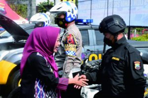Bupati Purbalingga, Dyah Hayuning Pratiwi (Tiwi) memeriksa kesiapan personel usai Apel Gelar Pasukan Operasi Lilin Candi Tahun 2022 dalam rangka pengamanan Hari Raya Natal 2022 dan Tahun Baru 2023 (Nataru), di Halaman Mapolres Purbalingga, Kamis 22 Desember 2022. Foto Humas Setda Purbalingga Bupati Purbalingga, Dyah Hayuning Pratiwi (Tiwi) memeriksa kesiapan personel usai Apel Gelar Pasukan Operasi Lilin Candi Tahun 2022 dalam rangka pengamanan Hari Raya Natal 2022 dan Tahun Baru 2023 (Nataru), di Halaman Mapolres Purbalingga, Kamis 22 Desember 2022. Foto Humas Setda Purbalingga