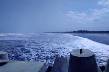 Pantai Jetis Cilacap ini sangat terkenal dengan beton-beton pemecah ombaknya yang sering dijadikan area memancing dan spot selfie. Foto: pantainesia.com