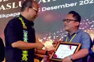 Koordinator Divisi Pencegahan, Partisipasi, Masyarakat dan Hubungan Masyarakat Bawaslu Kabupaten Banyumas, Yon Daryono saat menerima penghargaan dari Bawaslu RI di Hotel Senyiur Kota Balikpapan, Kalimantan Timur pada Senin, 12 Desember 2022. Foto: Bawaslu Banyumas Koordinator Divisi Pencegahan, Partisipasi, Masyarakat dan Hubungan Masyarakat Bawaslu Kabupaten Banyumas, Yon Daryono saat menerima penghargaan dari Bawaslu RI di Hotel Senyiur Kota Balikpapan, Kalimantan Timur pada Senin, 12 Desember 2022. Foto: Bawaslu Banyumas