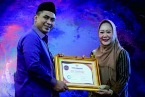 Wakil Gubernur Jawa Tengah, Taj Yasin Maimoen (Gus Yasin) menyerahkan penghargaan atas komitmennya mencapai Universal Health Coverage (UHC) tahun 2022 dari BPJS Kesehatan kepada Bupati Purbalingga, Dyah Hayuning Pratiwi (Tiwi) di Gradhika Bhakti Praja Semarang, Selasa 20 Desember 2022. Wakil Gubernur Jawa Tengah, Taj Yasin Maimoen (Gus Yasin) menyerahkan penghargaan atas komitmennya mencapai Universal Health Coverage (UHC) tahun 2022 dari BPJS Kesehatan kepada Bupati Purbalingga, Dyah Hayuning Pratiwi (Tiwi) di Gradhika Bhakti Praja Semarang, Selasa 20 Desember 2022.