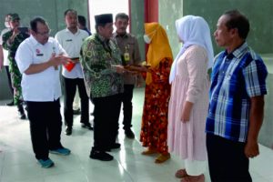 Wakil Bupati Purbalingga H Sudono menyerahkan secara simbolis kepada masyarakat. Penyerahan tahap pertama sejumlah 550 sertifikat, sisanya akan bertahap. Wakil Bupati Purbalingga H Sudono menyerahkan secara simbolis kepada masyarakat. Penyerahan tahap pertama sejumlah 550 sertifikat, sisanya akan bertahap.