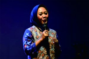 Bupati Purbalingga, Dyah Hayuning  sesaat sebelum membuka Purbalingga Expo di halaman parkir selatan GOR Goentoer Darjono Purbalingga, 15 Desember 2022 malam. Foto: Bagian Humas dan Protokol Setda Purbalingga Bupati Purbalingga, Dyah Hayuning  sesaat sebelum membuka Purbalingga Expo di halaman parkir selatan GOR Goentoer Darjono Purbalingga, 15 Desember 2022 malam. Foto: Bagian Humas dan Protokol Setda Purbalingga