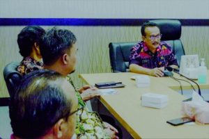 Rektor ITBMP, Ketua LPM, LPBP, LPPI dan Ketua Penerimaan Mahasiswa Baru ITBMP, Kaprodi S1 Aktuaria, Kaprodi S1 Bisnis Digital dan Kaprodi S1 Perencanaan Wilayah dan Kota saat audiensi bersama Bupati Purbalingga yang diwakili Kepala Dinas Pendidikan dan Kebudayaan Purbalingga di Ruang Rapat Bupati, Kamis 29 Desember 2022. Rektor ITBMP, Ketua LPM, LPBP, LPPI dan Ketua Penerimaan Mahasiswa Baru ITBMP, Kaprodi S1 Aktuaria, Kaprodi S1 Bisnis Digital dan Kaprodi S1 Perencanaan Wilayah dan Kota saat audiensi bersama Bupati Purbalingga yang diwakili Kepala Dinas Pendidikan dan Kebudayaan Purbalingga di Ruang Rapat Bupati, Kamis 29 Desember 2022.