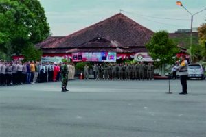 Kapolres Purbalingga, AKBP Era Jhoni Kurniawan memimpin apel gelar pasukan pengamanan malam pergantian, di halaman Pendapa Dipokusumo Purbalingga, Sabtu 31 Desember 2022 Kapolres Purbalingga, AKBP Era Jhoni Kurniawan memimpin apel gelar pasukan pengamanan malam pergantian, di halaman Pendapa Dipokusumo Purbalingga, Sabtu 31 Desember 2022