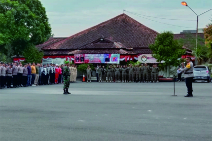 Kapolres Purbalingga, AKBP Era Jhoni Kurniawan memimpin apel gelar pasukan pengamanan malam pergantian, di halaman Pendapa Dipokusumo Purbalingga, Sabtu 31 Desember 2022