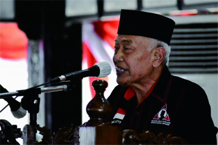 Ketua Dewan Pimpinan Provinsi Keluarga Besar Marhaenis (DPP KBM) Jateng Soetjipto saat melantik pengurus kecamatan KBM Kabupaten Purbalingga, di Pendapa Dipokusumo, Pemkab Purbalingga, Kamis 8 Desember 2022.