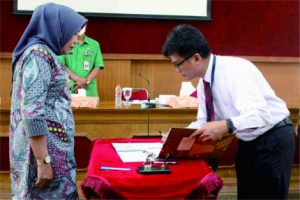 Penandatanganan Nota Kesepahaman dan Kesepakatan Bersama penyelenggara MPP antara Pemerintah Kabupaten Purbalingga dengan Instansi Kementerian, Lembaga Pemerintah Non Kementerian, maupun Badan di ruang rapat Ardi Lawet, Selasa 13 Desember 2022. Foto: Humas dan Protokol Setda Purbalingga Penandatanganan Nota Kesepahaman dan Kesepakatan Bersama penyelenggara MPP antara Pemerintah Kabupaten Purbalingga dengan Instansi Kementerian, Lembaga Pemerintah Non Kementerian, maupun Badan di ruang rapat Ardi Lawet, Selasa 13 Desember 2022. Foto: Humas dan Protokol Setda Purbalingga