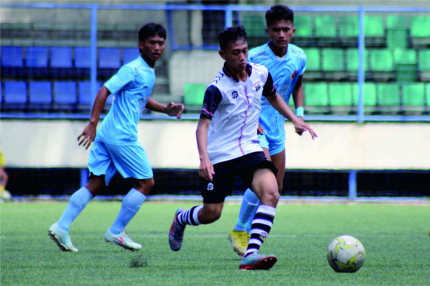 Dua pemain Persab (Brebes)  U 17 membayangi pemain Persibangga  (Purbalingga) U 17 dalam pertandingan  16 besar Piala Soeratin Jateng, di Stadion Citarum, Semarang, Minggu Minggu 11 Desember 2022 siang. (Foto: Media Officer Persibangga)