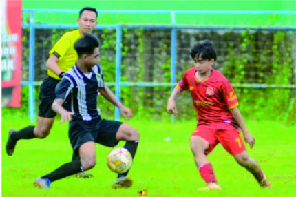 Pemain Persibara (biru putih) saat berebut bola dengan pemain Persak Kebumen U-17 (merah) dalam laga Pembuka Piala Soeratin U-17 di Stadion Candradimuka Kebumen. Foto : Askab PSSI Banjarnegara