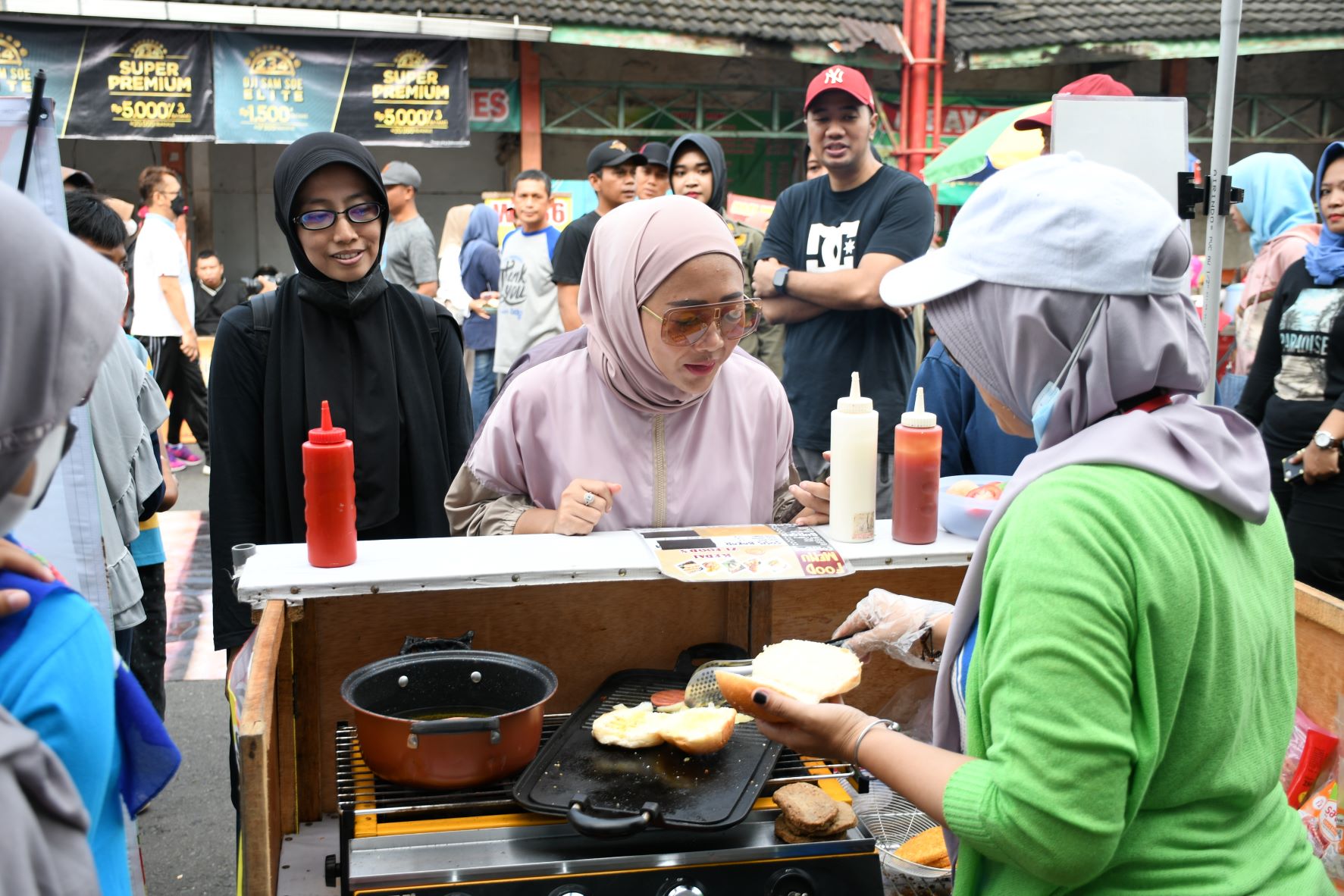 Bupati Purbalingga Dyah Hayuning Pratiwi (Tiwi) di Zona Kuliner CFD Gang Mayong, Minggu 29 Januari 2023.