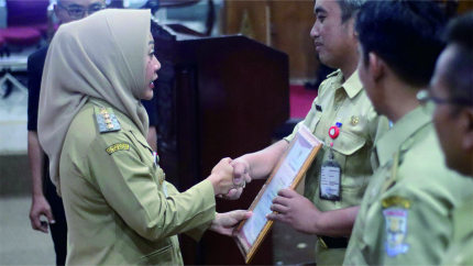 Bupati Purbalingga, Dyah Hayuning Pratiwi menyerahkan Dokumen Pelaksanaan Anggaran Satuan Kerja Perangkat Daerah (DPA SKPD) Tahun Anggaran 2023 secara simbolis kepada seluruh kepala OPD dan para camat di Kabupaten Purbalingga.