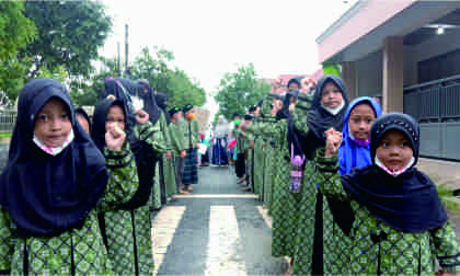 Santri Taman Pendidikan Al Qur'an (TPQ) Arina Manasikana Perumahan Griya Abdi Kencana Purbalingga Wetan berjalan keliling melantunkan Sholawat yang diiringi Hadroh saat bersuka cita mengikuti pawai Targhib Ramadan 1443 Hijriah.