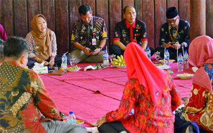 Bupati Purbalingga Dyah Hayuning Pratiwi saat konsolidasi dengan para Kepala Desa se-Kecamatan Kejobong, di Bukit Pleci, Desa Nangkod, Kecamatan Kejobong, Kamis 12 Januari 2023. Foto: Humas dan Protokol Setda Purbalingga