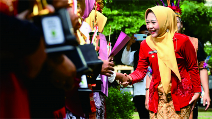 Bupati Purbalingga Dyah Hayuning Pratiwi memberikan cenderimata usai Upacara Hari Amal Bhakti (HAB) Ke-77 Kemenag di Alun-alun Purbalingga Selasa 3 Januari 2022