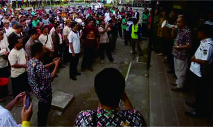 1140 perangkat desa dari Kabupaten Banyumas berkumpul di Terminal Angkutan Ajibarang sebelum berangkat ke Jakarta Selasa 24 Januari 2023  sore.