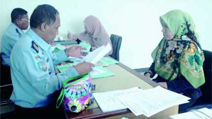 Pemohon paspor via layanan Eazy Passport di Universitas Muhammadiyah Purwokerto. (Foto: Yan Edo Supomo)