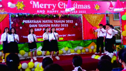 Tarian daerah dan pentas seni memberikan nuansa berbeda di perayaan Nataru di SMP Pius Cilacap. (Foto: Dok SMP Pius dan Estanto Prima Yuniarto)