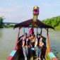 Wisatawam naik perahu menyusuri Sungai Klawing di Desa Wisata Kedungbenda Kecamatan Kemangkon Kabupaten Purbalingga