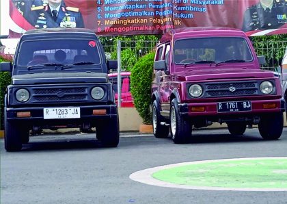 Dua Suzuki Katana Ini Berbeda Warna TNKB Dua Suzuki Katana Ini Berbeda Warna TNKB