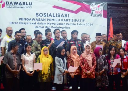 Pembacaan pernyataan kesepakatan bersama mewujudkan Pemilu tahun 2024 yang damai dan berintegritas usai Sosialisasi Pengawasan Pemilu Partisipatif  di  Gedung Pertemuan Andrawina Owabong, Purbalingga, Sabtu 18 Maret 2023