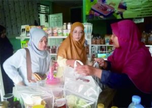 Ketua Laskar Online, Nurokhmatun Budi Utami dan Pembina Laskar Online, Khalimatun Sa'diyah saat konsolidasi manajemen di Gerai Laskar Ketua Laskar Online, Nurokhmatun Budi Utami dan Pembina Laskar Online, Khalimatun Sa'diyah saat konsolidasi manajemen di Gerai Laskar