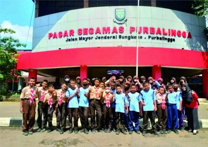 Siswa SMP Negeri 2 Kalimanah usai berbelanja di Pasar Segamas sebelum melaksanakan Market Day sebagai implementasi Projek Penguatan Profil Pelajar Pancasila (P5) Kurikulum MerdekaMarket Day di SMP Negeri 2 Kalimanah, Jumat 10 Meret 2023 hingga Sabtu 11 Maret 2023.