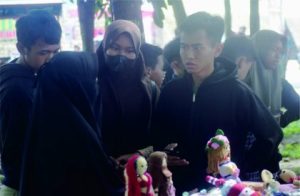 Siswa klas X SMA Negeri 1 Bukateja belajar kuasai materi wirausaha P5 Kurikulum Merdeka dalam acara Purbalingga Art Corner, di Citywalk Stadion Goentoer Darjono Purbalingga, Minggu 5 Maret 2023