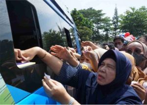 Masyarakat menukarkan uang rupiah di Taman Kota Usman Janatin, Kamis 30 Maret 2023 Masyarakat menukarkan uang rupiah di Taman Kota Usman Janatin, Kamis 30 Maret 2023