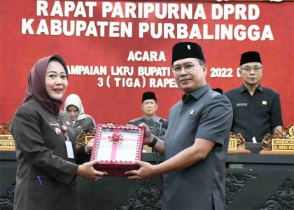 Bupati Purbalingga Dyah Hayuning Pratiwi (Tiwi) bersama Ketua Dewan Perwakilan Rakyat Daerah (DPRD) HR Bambang Irawan usai Rapat Paripurna dengan Agenda Penyampaian Laporan Keterangan Pertanggungjawaban (LKPJ)  Bupati Purbalingga Tahun Anggaran 2022 dan empat Rancangan Peraturan Daerah (Raperda), Senin 27 Maret 2023.