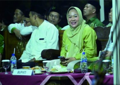 Dyah Hayuning Pratiwi saat menghadiri pelantikan Pengurus Majelis Wakil Cabang (MWC) Nahdlatul Ulama (NU), PAC GP Ansor dan PAC Fatayat NU Kecamatan Kalimanah di Lapangan Desa Blater, Kecamatan Kalimanah