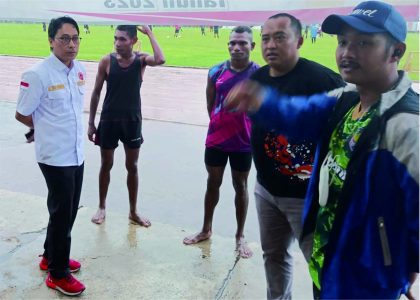 Ketua Umum KONI Purbalingga R Budi Setiawan memantau latihan atlet atletik yang dipersiapkan berlaga di Porprov tahun 2023, di Stadion Goentoer Darjono, Rabu 29 Maret 2023.