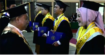 Rektor Unsoed Prof.Dr.Ir Akhmad Sodiq M.Sc.,Agr saat mewisuda salah satu lulusan terbaik Devia Shinta Mulia Asih dari Fakultas Ekonomi dan Bisnis dengan Indeks Prestasi Kumulatif (IPK) 3,97. (Foto: Istimewa)