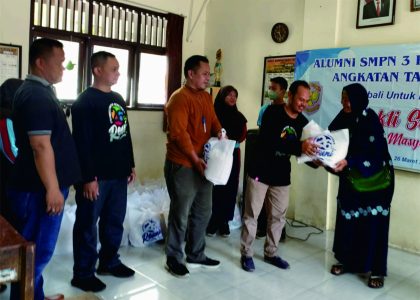 Paguyuban Alumni SMP Negeri Tiga Purbalingga (Pastibangga)  tahun 1997 menyelenggarakan Bakti sosial (Baksos). Mereka membagikan 150 paket sembako kepada warga sekitar sekolah, Minggu 26 Maret 2023