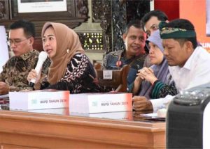 Bupati Purbalingga, Dyah Hayuning Pratiwi (Tiwi) dalam acara Musyawarah Perencanaan Pembangunan Kabupaten Purbalingga tahun 2023 dalam rangka Penyusunan Rencana Kerja Pemerintah Daerah (RKPD) tahun 2024, di Pendopo Dipokusumo, Kamis 30 Maret 2023. Bupati Purbalingga, Dyah Hayuning Pratiwi (Tiwi) dalam acara Musyawarah Perencanaan Pembangunan Kabupaten Purbalingga tahun 2023 dalam rangka Penyusunan Rencana Kerja Pemerintah Daerah (RKPD) tahun 2024, di Pendopo Dipokusumo, Kamis 30 Maret 2023.