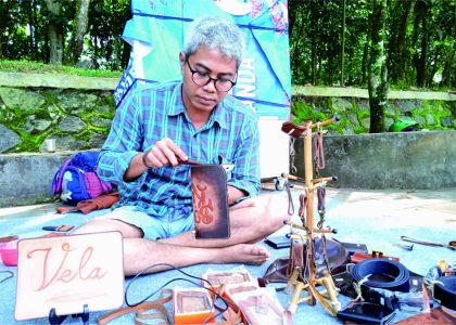 Wiwit Satriawan Pamungkas saat berkarya dengan produk olahan kulit sapi Vela Handmade Leather di Purbalingga Art Corner. Foto: Mahendra Yudhi Krisnha
