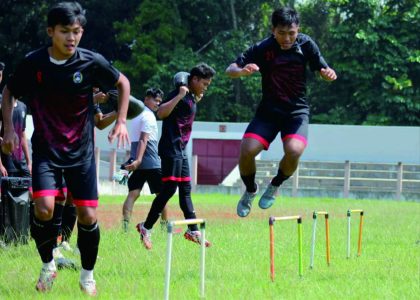 Tim sepakbola Pekan Olahraga Daerah (Popda) Kabupaten Purbalingga kembali berlatih di hari keempat lebaran, di Stadion Goentoer Darjono, Selasa 25 April 2023.