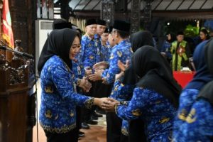 Bupati Bupati Purbalingga, Dyah Hayuning Pratiwi (Tiwi) saat acara Pengambilan Sumpah/Janji dan Pelantikan Pejabat Pengawas di Lingkungan Pemkab Purbalingga, di Pendopo Dipokusumo, Jum'at 28 April 2023.
