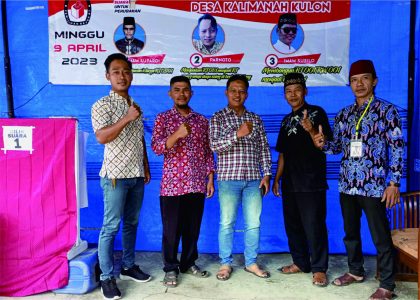 Tiga kandidat Ketua RT bersama panitia pemilihan sebelum coblosan Ketua RT 01 RW 01 Desa Kalimanah Kulon, Kecamatan Kalimanah, Kabupaten Purbalingga, Minggu 9 April 2023
