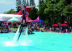 Water Park Obyek Wisata Air Bojongsari (Owabong) menampilkan flying board selama libur lebaran 2023. Water Park Obyek Wisata Air Bojongsari (Owabong) menampilkan flying board selama libur lebaran 2023.