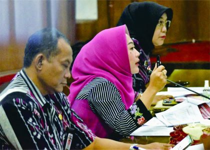 Bupati Purbalingga Dyah Hayuning Pratiwi pada arahan Rapat Koordinasi Penghapusan Kemiskinan Ekstrim di Graha Adhi Guna, Selasa 04 April 2023.