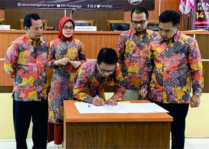 Anggota Komisi Pemilihan Umum (KPU) Kabupaten Purbalingga mendatangani berita acara Rapat Pleno Terbuka Rekapitulasi dan Penetapan Daftar Pemilih Sementara (DPS), Rabu 5 April 2023.