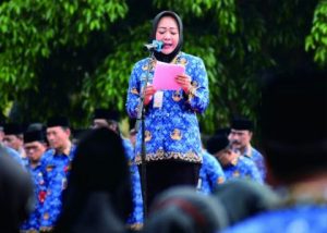 Bupati Purbalingga Dyah Hayuning Pratiwi membacakan amanat Mendagri saat upacara peringatan hari Otonomi Daerah ke-27, di alun-alun Purbalingga, Jumat 28 April 2023.