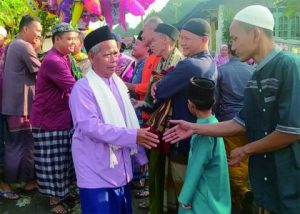 Pimpinan Jamaah Aboge Kabupaten Purbalingga, Kyai Maksudi bersalaman dengan para jamaahnya usai melaksanakan Salat Idulfitri 1 Syawal 1444 Hijriah, di Masjid Jami Syeh Sayid Kuning di Desa Onje, Kecamatan Mrebet, Minggu 23 April 2023 Pimpinan Jamaah Aboge Kabupaten Purbalingga, Kyai Maksudi bersalaman dengan para jamaahnya usai melaksanakan Salat Idulfitri 1 Syawal 1444 Hijriah, di Masjid Jami Syeh Sayid Kuning di Desa Onje, Kecamatan Mrebet, Minggu 23 April 2023