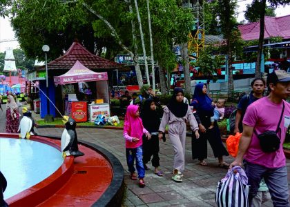 Water Park Objek Wisata Air Bojongsari (Owabong) Purbalingga masih padat pengunjung usai liburan Lebaran 2023