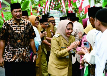 Bupati Tiwi dalam acara Amaliyah Ramadhan Ashar Keliling di Masjid Baitul Mukhlis, Desa Sangkanayu, Kecamatan Mrebet, Senin 3 April 2023.