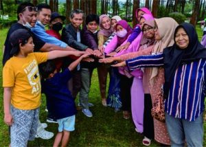 Komunitas Pasien Cuci Darah Indonesia (KPCDI) Cabang Banyumas menyelenggarakan Kopi Darat (KOPDAR) di Loka Wisata Hutan Pinus Pratin, Desa Serang, Kecamatan Karangreja, Kabupaten Purbalingga, Minggu 5 Maret 2023. Komunitas Pasien Cuci Darah Indonesia (KPCDI) Cabang Banyumas menyelenggarakan Kopi Darat (KOPDAR) di Loka Wisata Hutan Pinus Pratin, Desa Serang, Kecamatan Karangreja, Kabupaten Purbalingga, Minggu 5 Maret 2023.